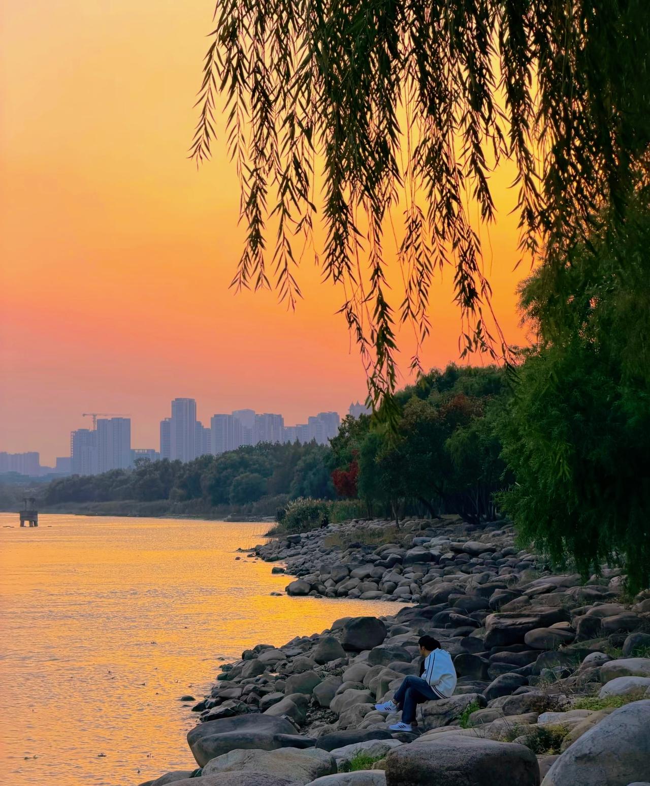 女人可以陪男人受穷，可以扶贫，但再深情也不可以碰这3个底线。尊严，女人重感情