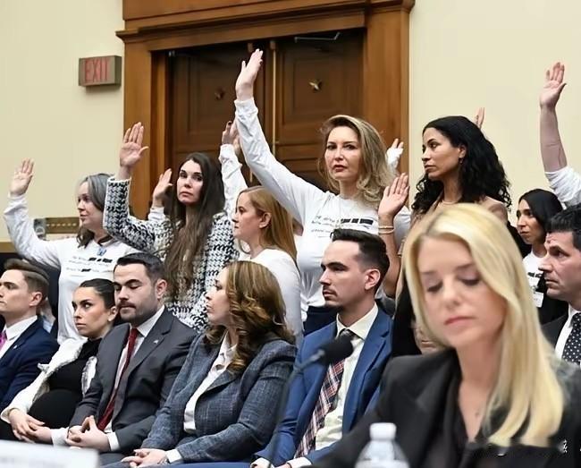 爱泼斯坦案的受害者们，都不约而同的举起了手，从容颜上看，她们的岁数虽然不是特别的