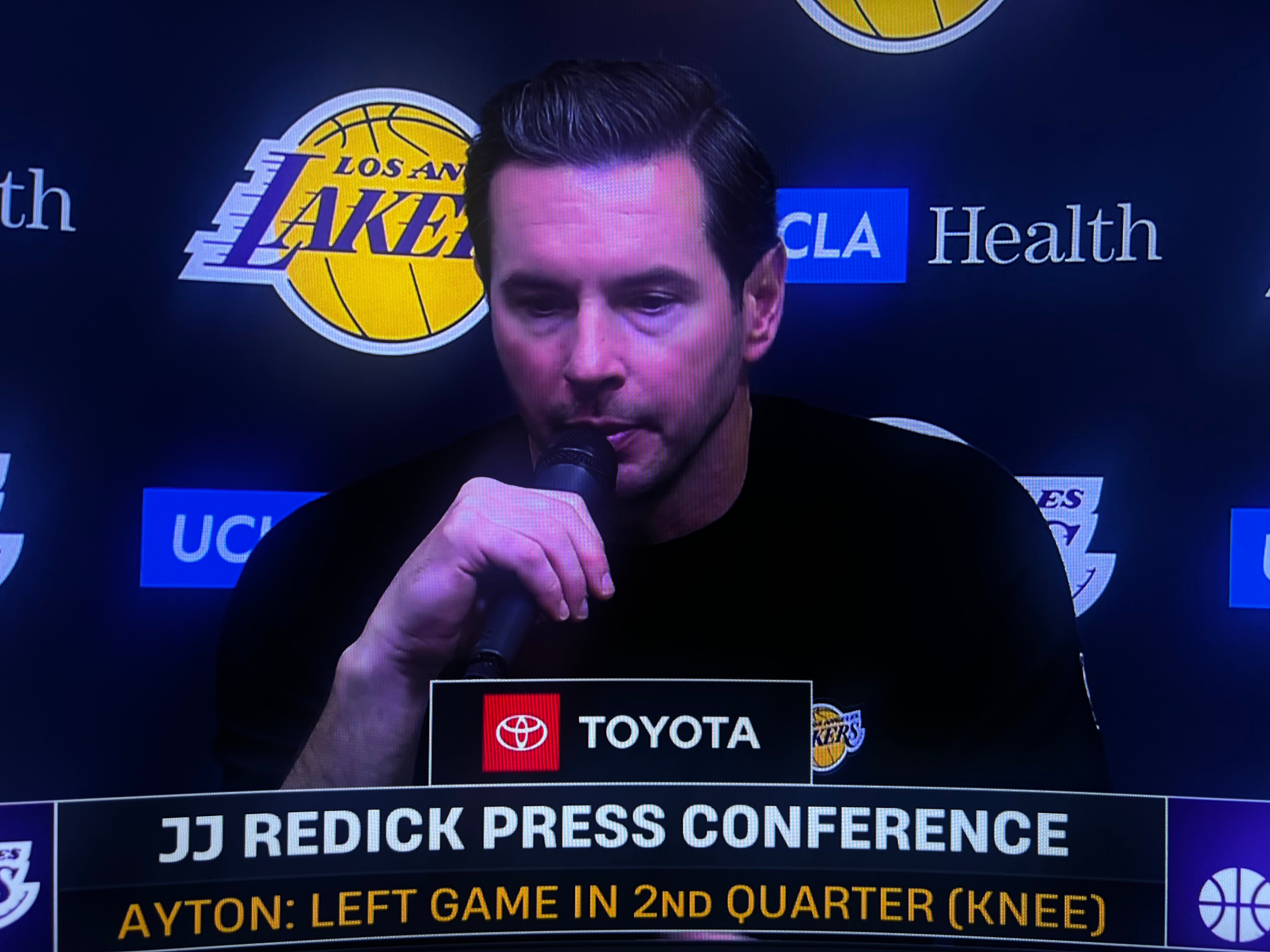 雷迪克谈若艾顿无法回归，球队中锋位置的备选方案：“每个人都必须做好准备。我不想对