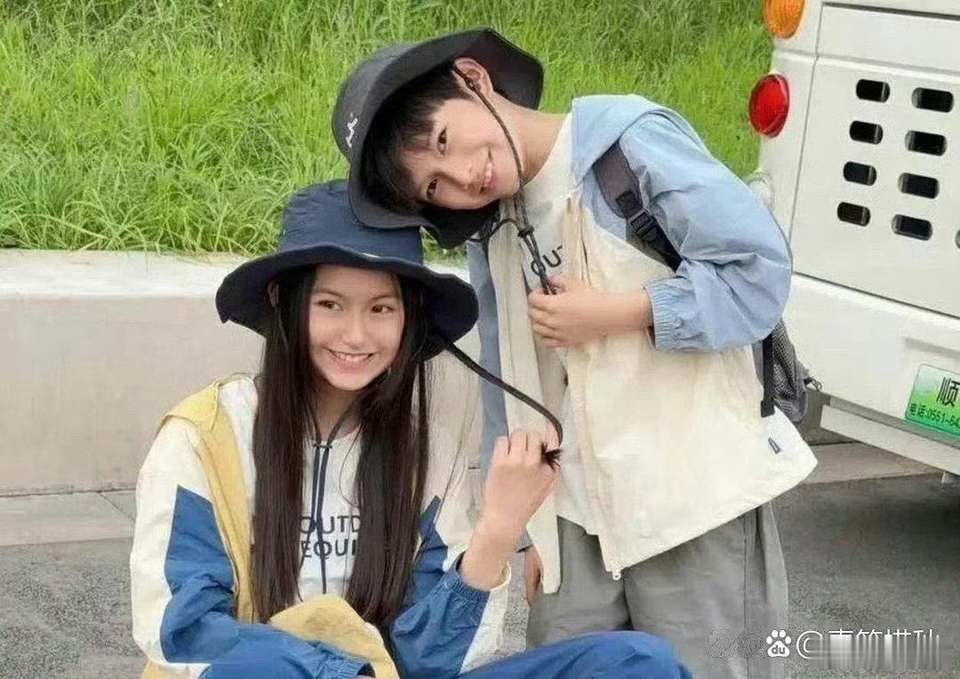 周杰伦和昆凌的俩孩子罕见露面啦！大女儿海瑟薇就像小昆凌，儿子罗密欧脸型像妈，眉眼像周杰伦。谁懂啊，这