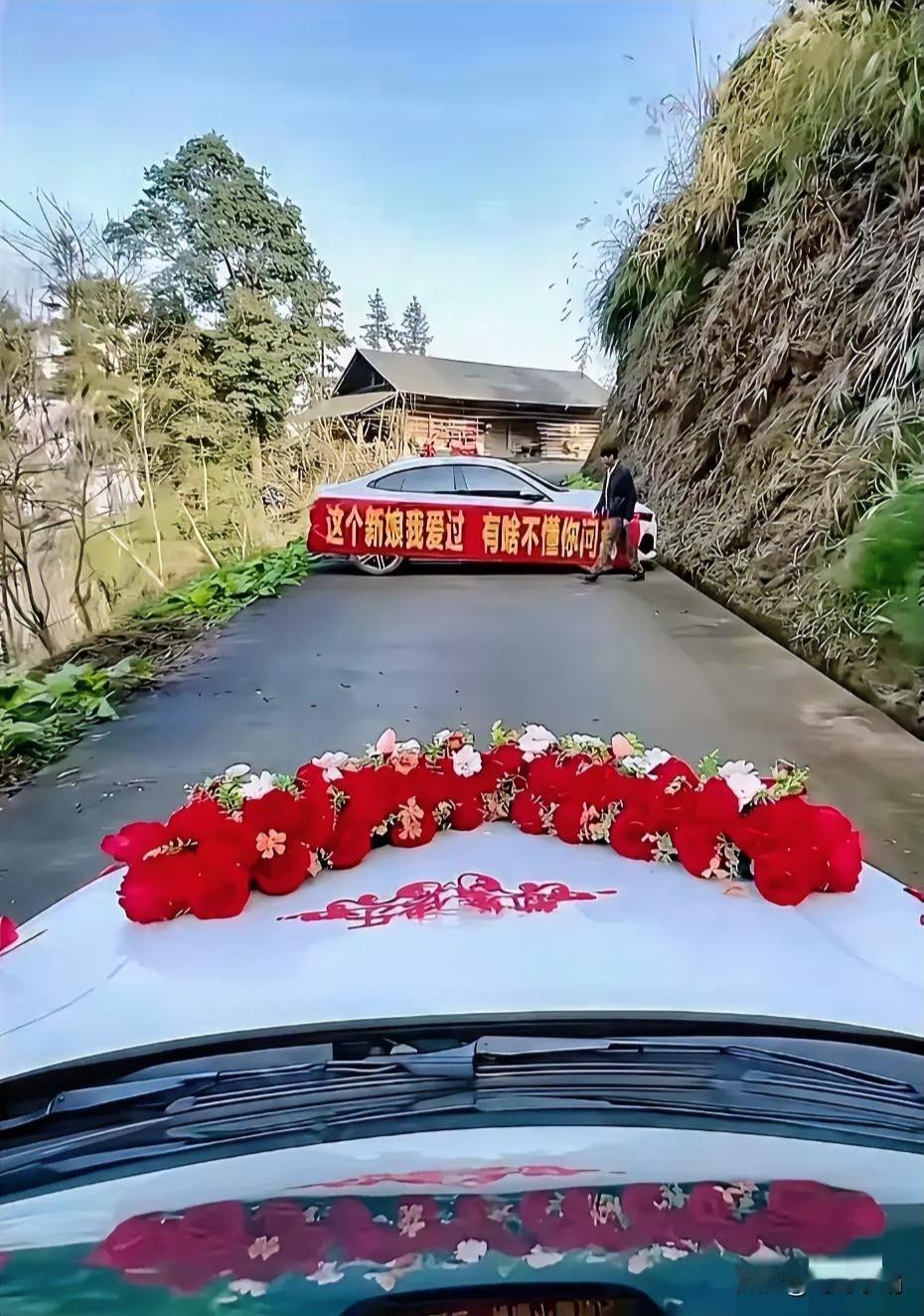 我认为前面那个拦路的男人，这辈子都难有大出息。都已经分手了，还做出这般缺德之事，