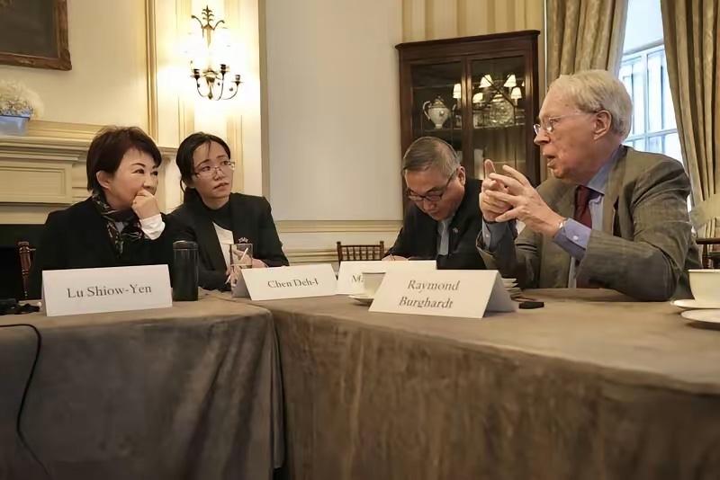 不演了！她彻底倒向美国了这女人终于不装了。台中市长卢秀燕在美国外交关系协会交