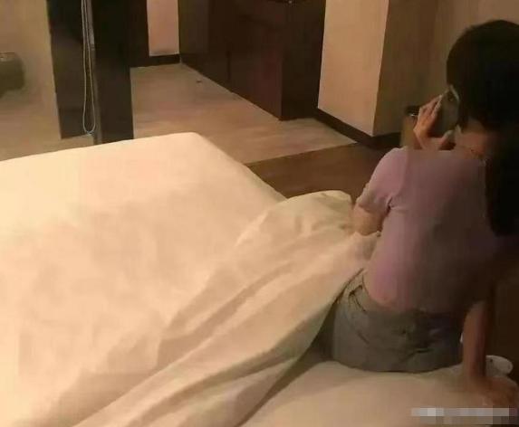 浙江嘉兴，大半夜的男子在网上聊到一个美女，二人想要见面发生亲密的关系。对方撩人的