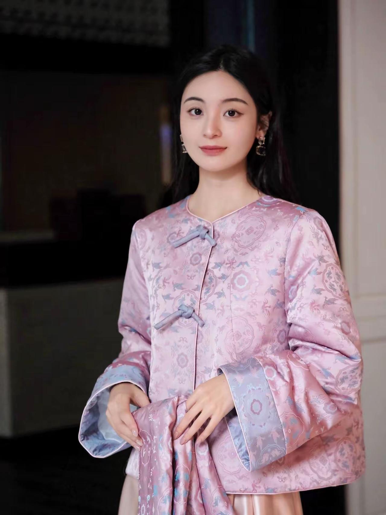 一念起，山川烟雨，一念落，江河星辰。一诗三百行，行行理晨光。惊艳岁月美，温柔手牵