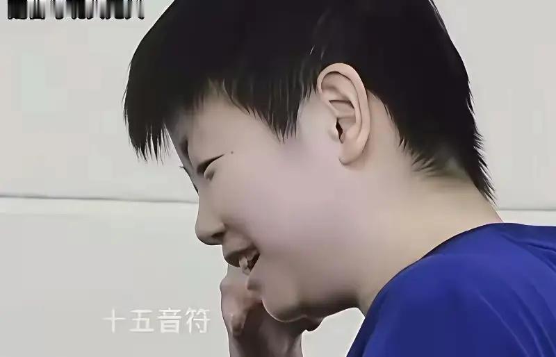 莎：师父，干啥呢？邱贻可：看你姐俩比赛呢！莎：看得很高兴吗？邱贻可：是呀