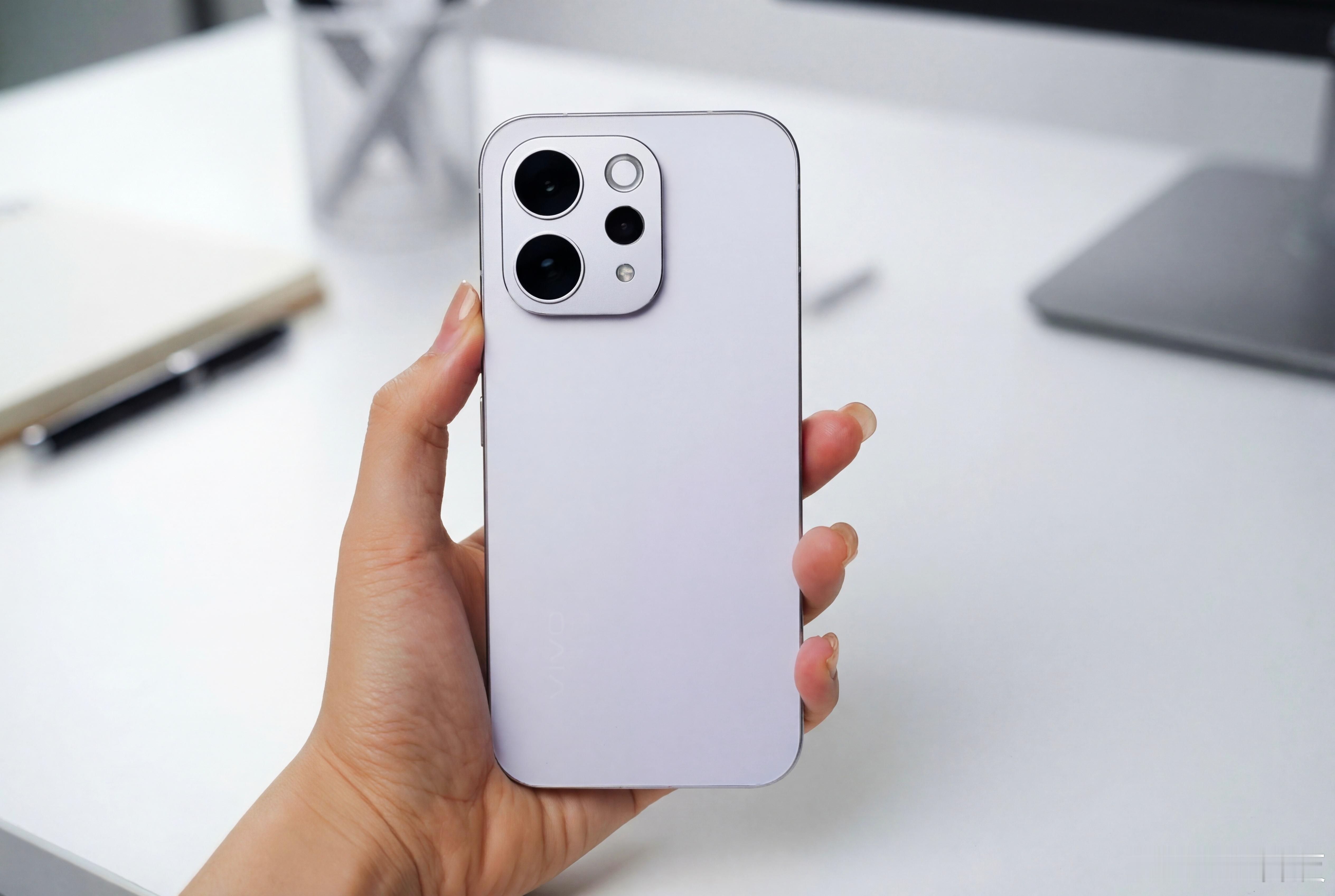 vivoS50刚拿到手，灵感紫配色够雅致，像夏日薰衣草园在傍晚天光下的颜色，淡