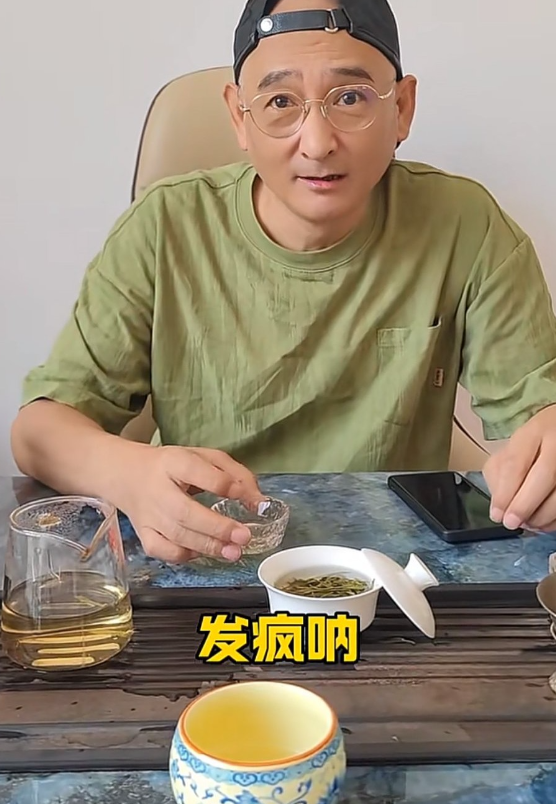 谢雷可把侯耀华拿捏得死死的！昨晚侯耀华直播时，粉丝刚问他为啥不开除谢雷，侯耀华就