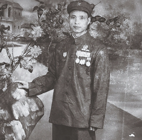 1951年，一位志愿军战士拿着刚缴获的美式重机枪，向敌人射击却发现怎么都打不中，