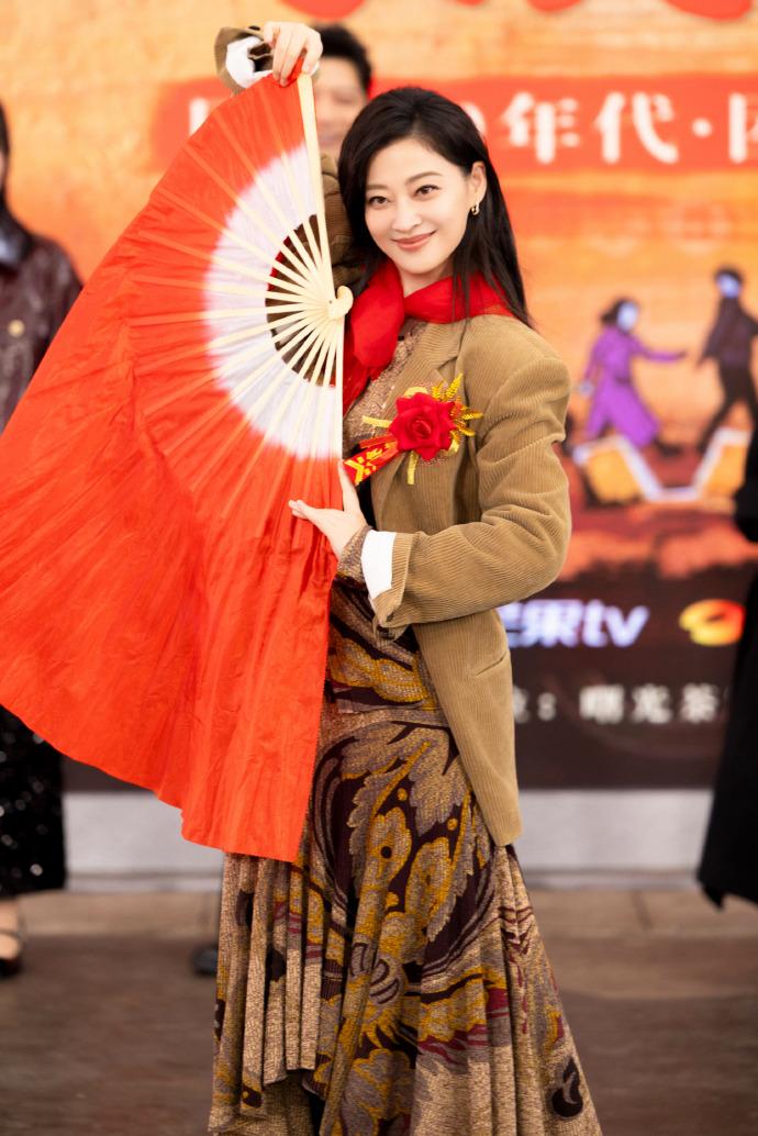 最近梅婷和李雪琴还有陈昊宇一起出席宣传活动，梅婷这次走复古风路线，看起来特别的漂