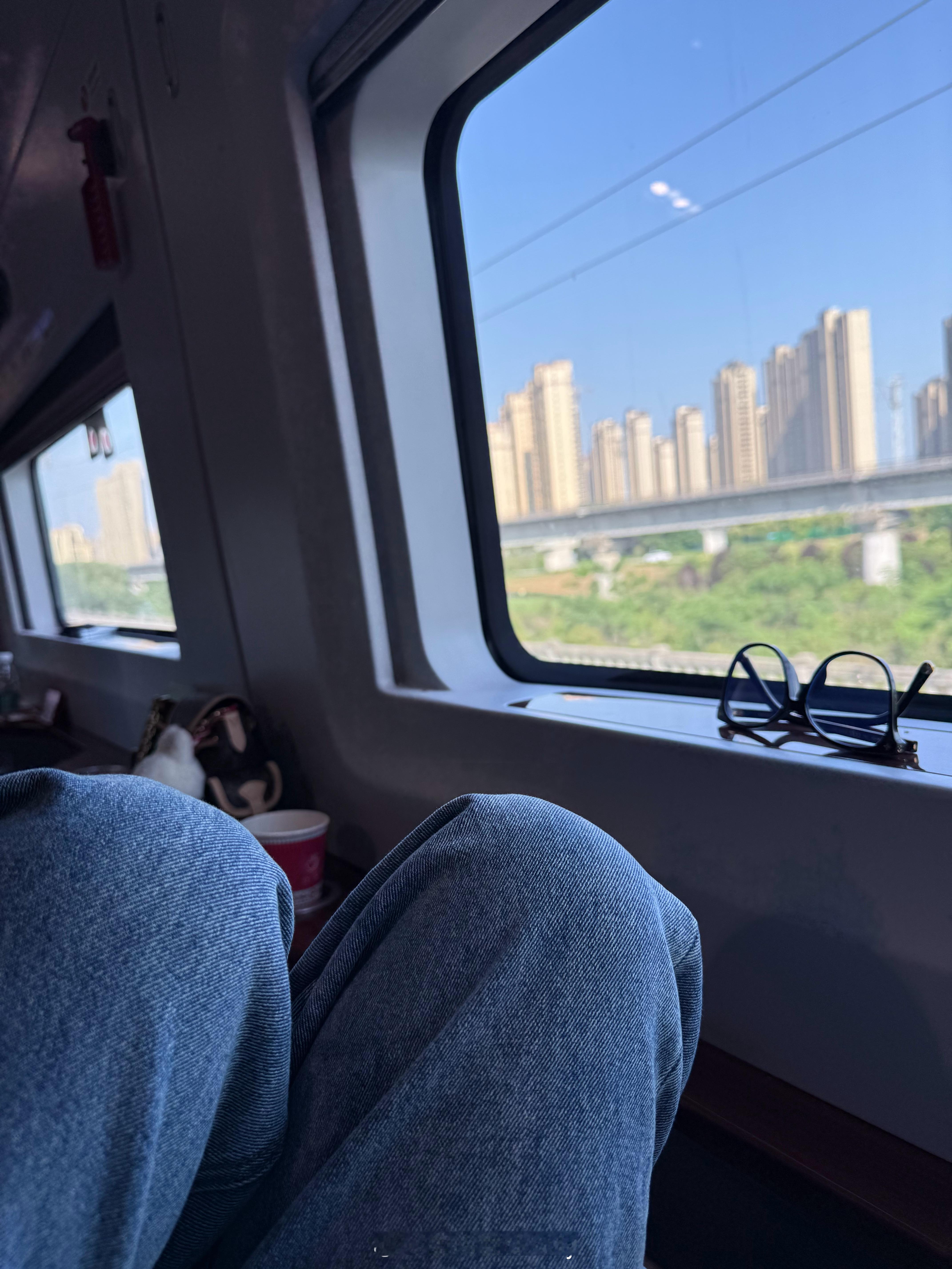 妈嘟，走之前特意给耳机充电结果又没带！怎么出门老忘记带东西啊！没歌听好不习惯