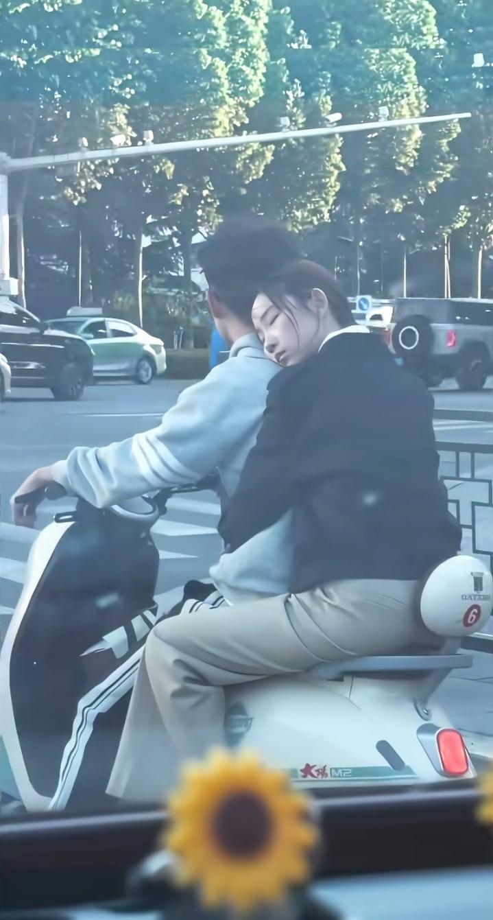 刷爆全网的电动车后座，藏着成年人最戳心的温柔有人说，爱情最动人的模样，从不