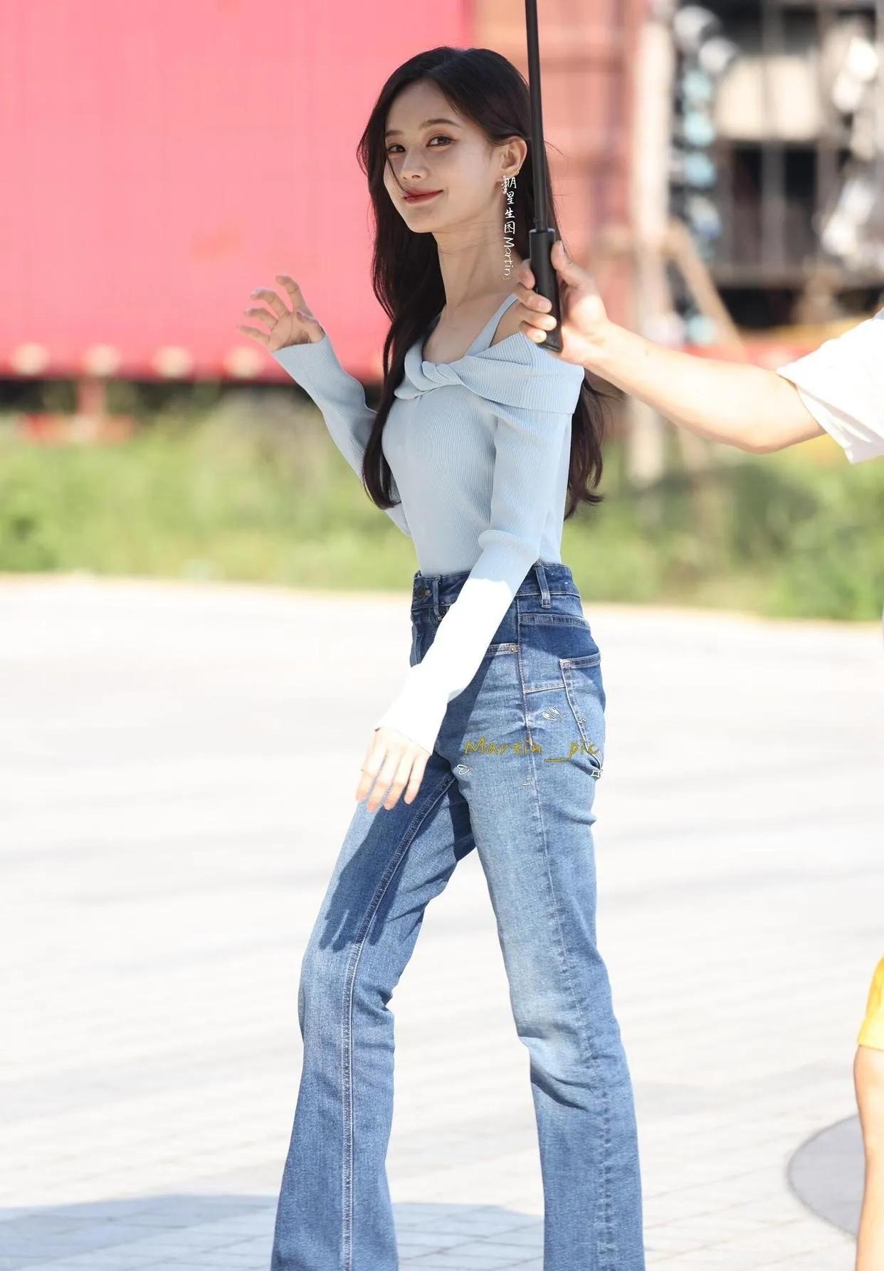 🔥李一桐身材太绝了！露肩针织衫+牛仔裤，S曲线直接焊在身上，美到犯规！