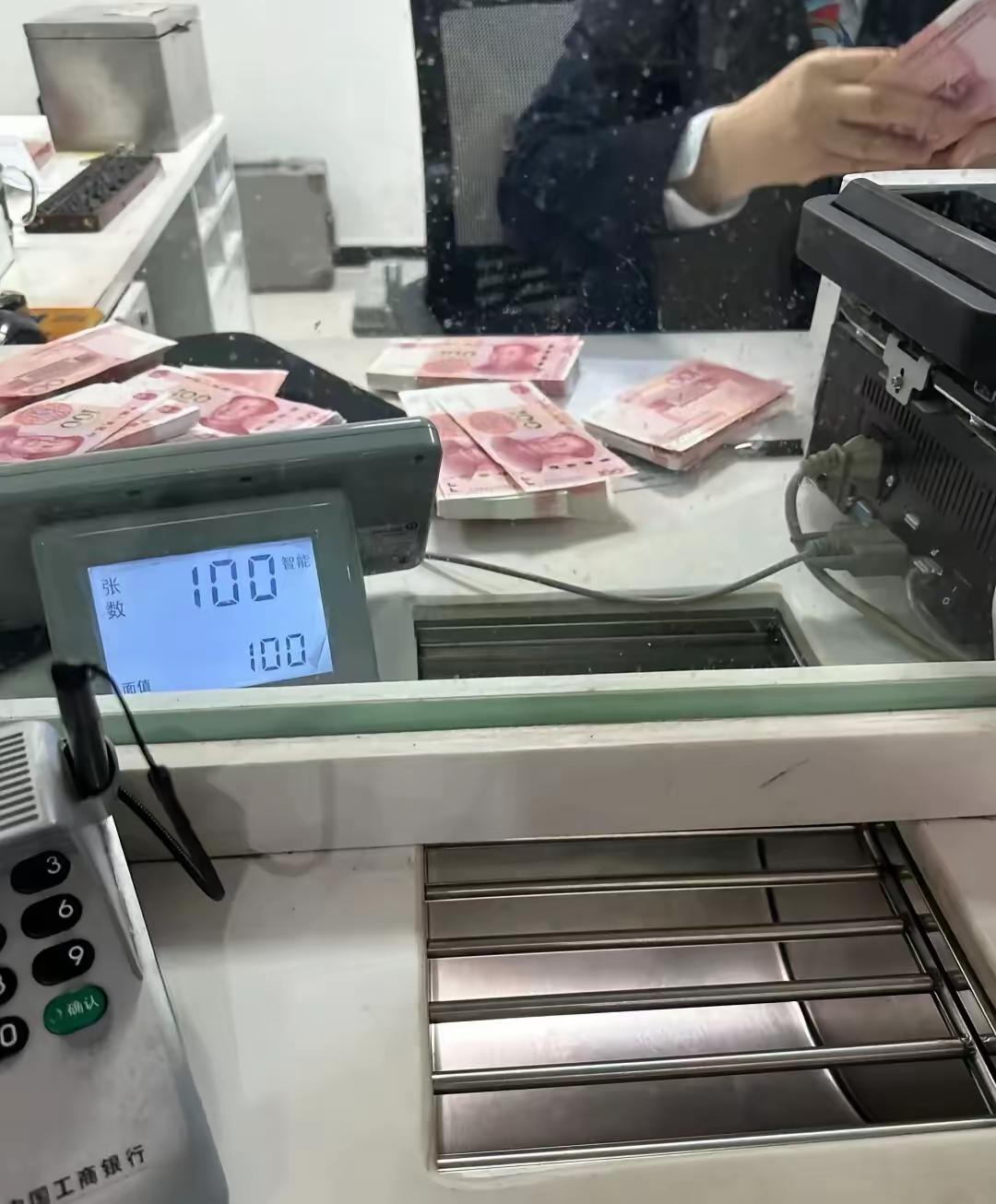 一个人死了，他在银行的存款无人知，那么银行如何处理这笔钱呢，很简单，别管你存了十