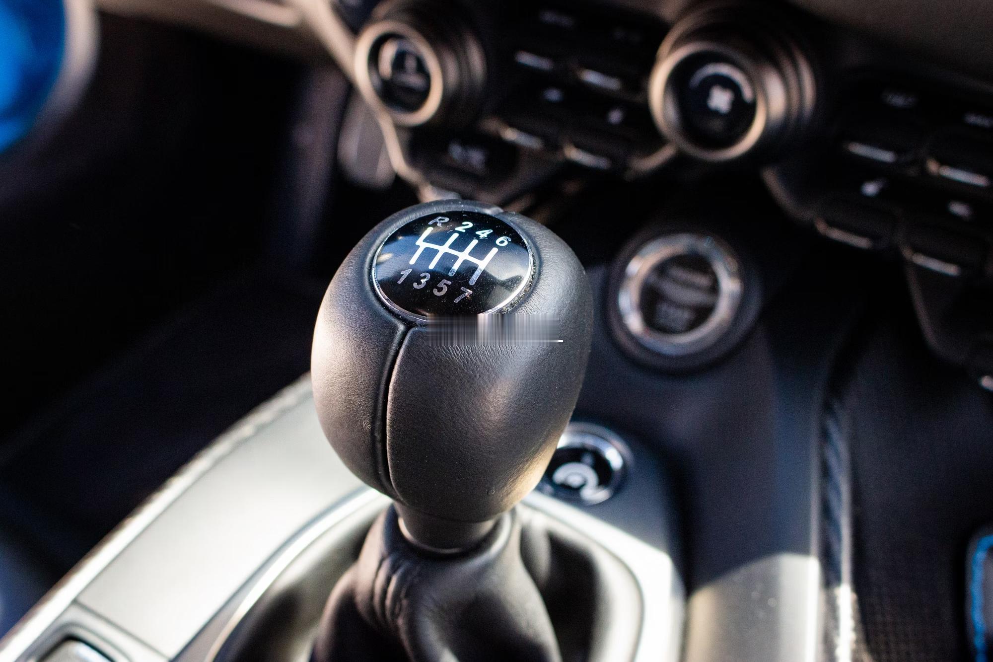 这样的手动挡叫狗腿挡，大家发现这个有什么不同了吗？到底是为什么这么设计？有没有人