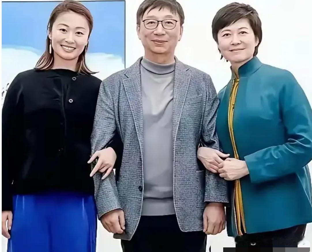 这是敬一丹与丈夫王梓木、女儿王尔晴一张全家福合影。敬一丹与女儿挽着丈夫，全家人笑