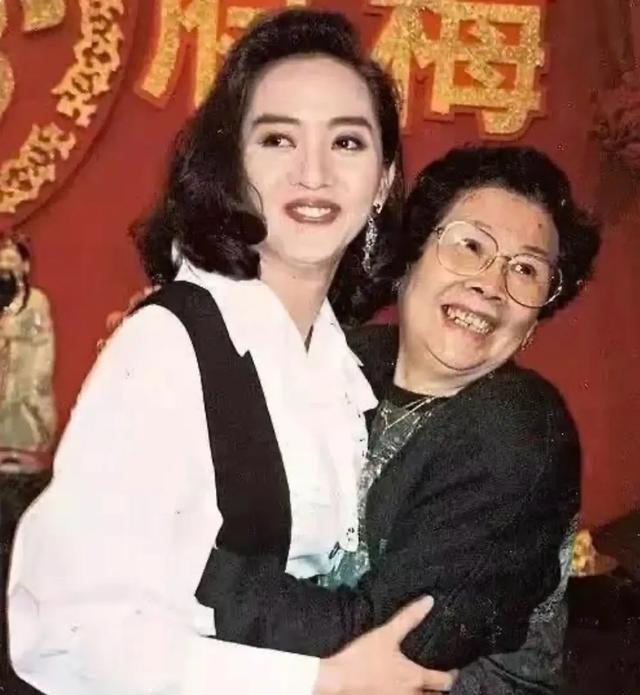 梅艳芳离世23年后，其102岁高龄的妈妈高调晒出拜年视频，时隔两年再度现身引关注
