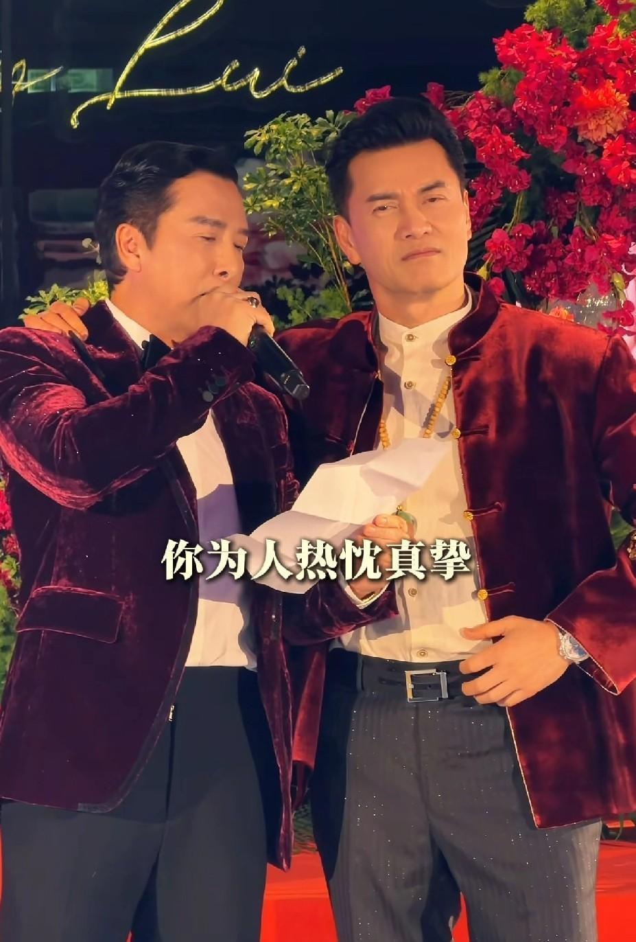 两个快60岁的男人，在寿宴上撞衫了。不是什么阿玛尼高定。就最简单的黑T。吕