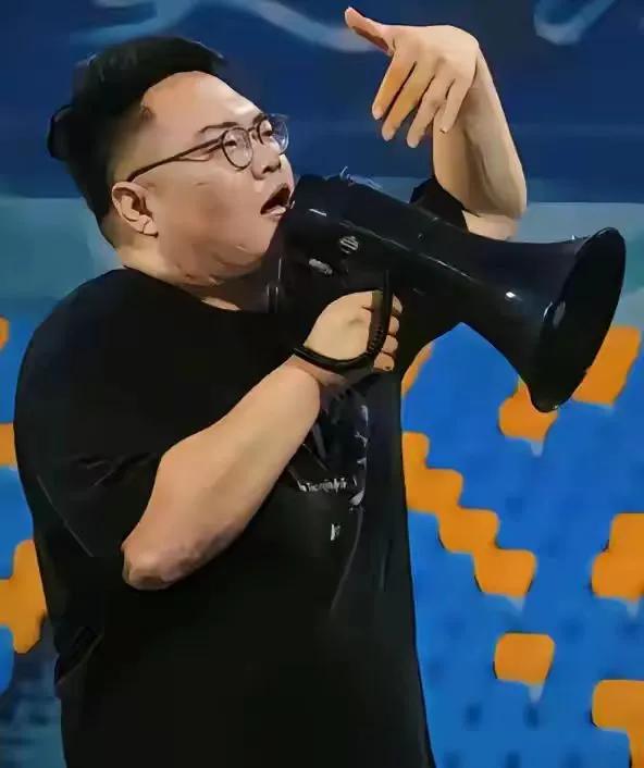 津门球迷是拘了，申花那些骂武磊李帅的完全不处理？！中国足球就是一个大型双标现