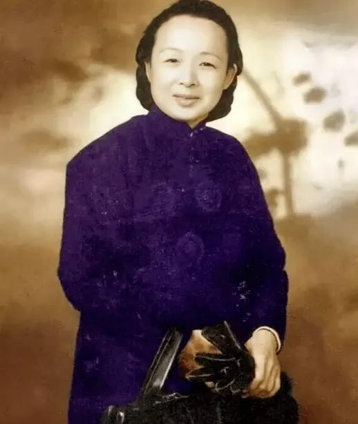 1949年，陈毅听说，国军抗日名将谢晋元的遗孀带着4个孩子流浪街头，心生不忍，连