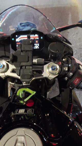 一名男子晚上骑着摩托车和同伴在十字路口等红灯的时候。无意间让他看到了这样的一幕