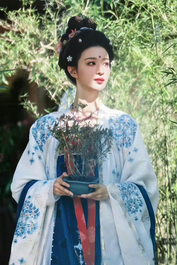 王楚然这个造型好美，大气！！
