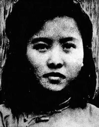 1949年，女教师朱世君被军统特务抓捕，在押送往渣滓洞的途中，押送人员李朝成认出
