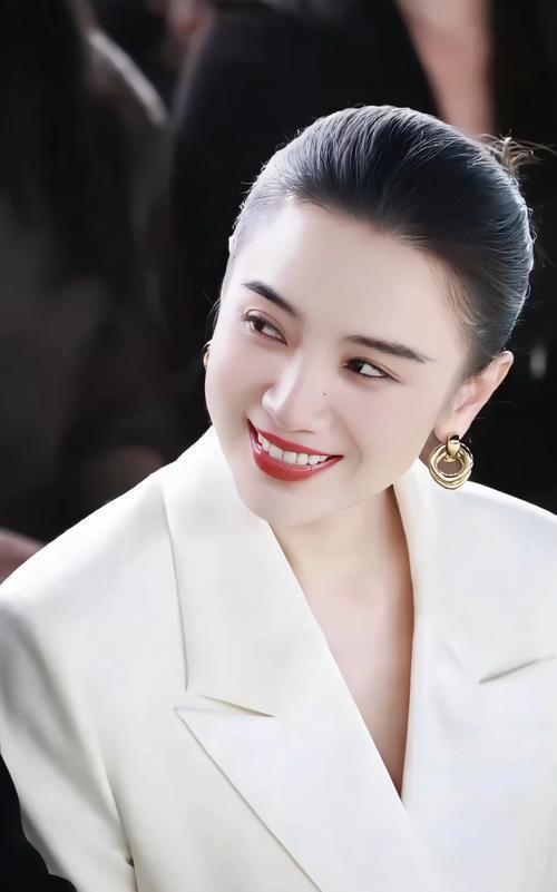 宋佳身着纯白西装亮相活动，利落剪裁勾勒出挺拔身姿，微卷长发搭配简约配饰，刚柔并济