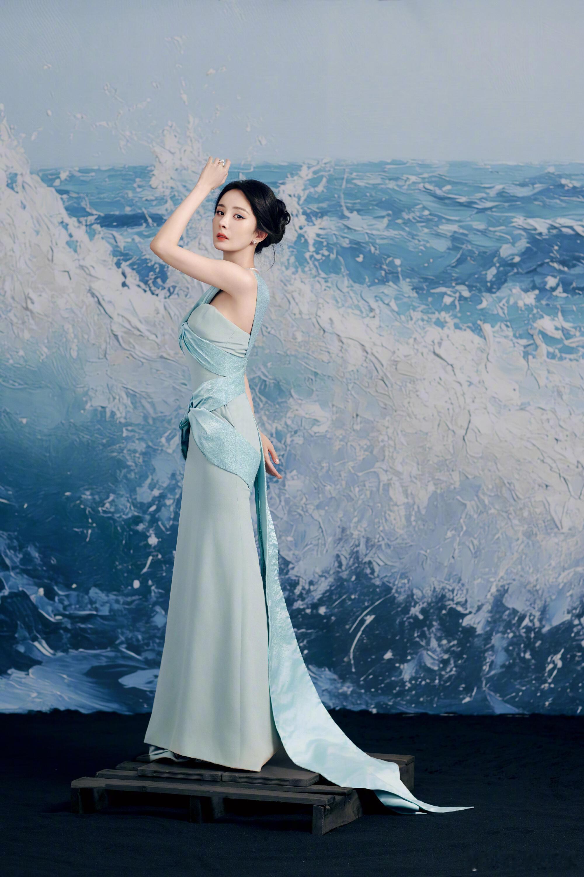 杨幂Tiffany蓝丝绸长裙[爱心][爱心][爱心]​​​