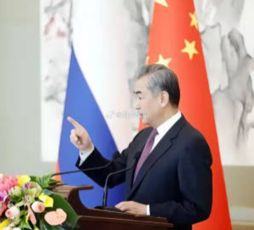 “中方绝不可能坐视俄罗斯被放倒。”这句话，最近在西方外交圈疯传。 尽管中方从