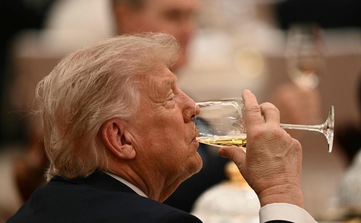 特朗普那是翻手为云覆手为雨！演绎的淋漓尽致！前脚在人民大会堂盛赞中国、态度乖