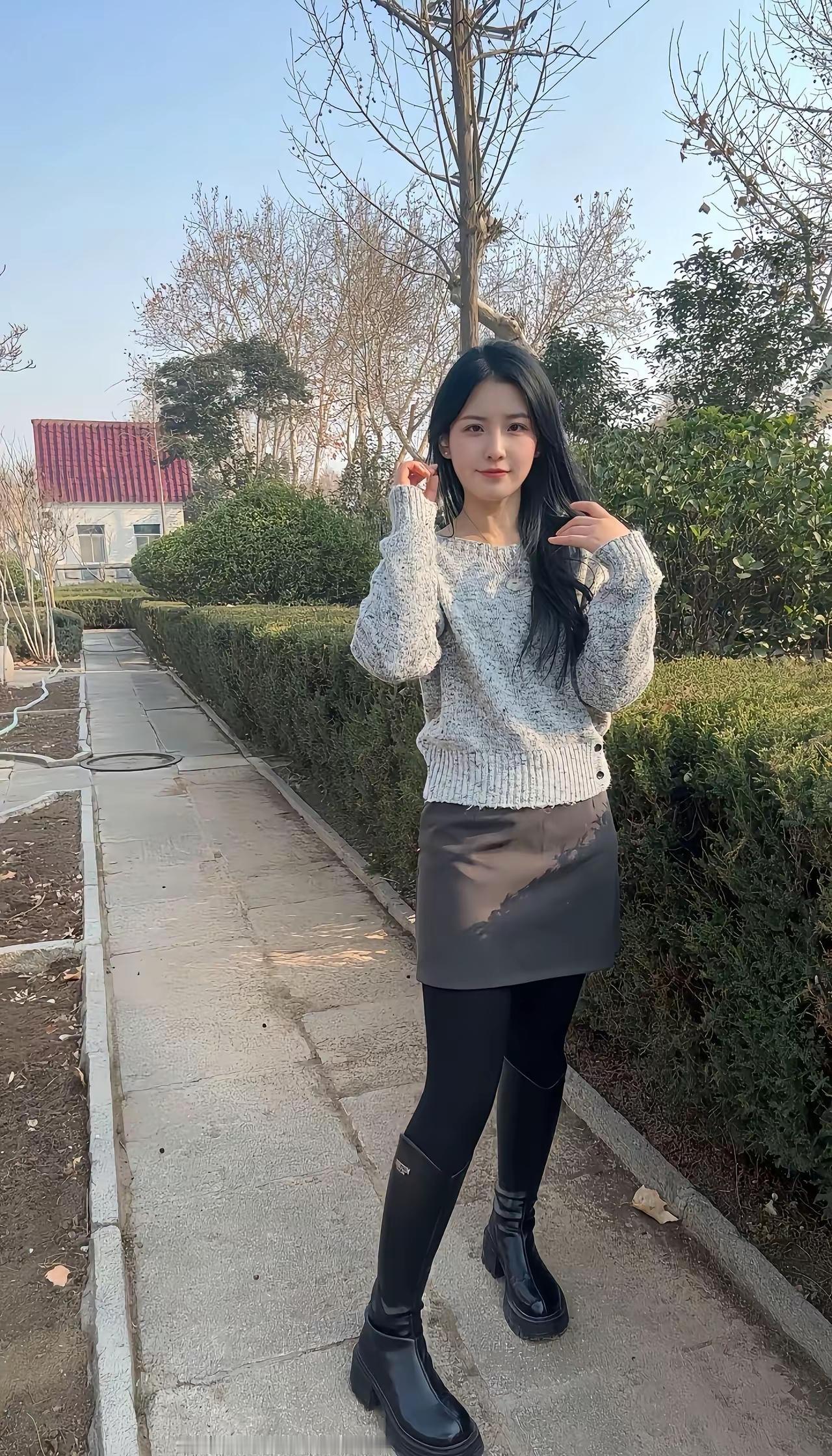 轻纱拂面，微风拂发。