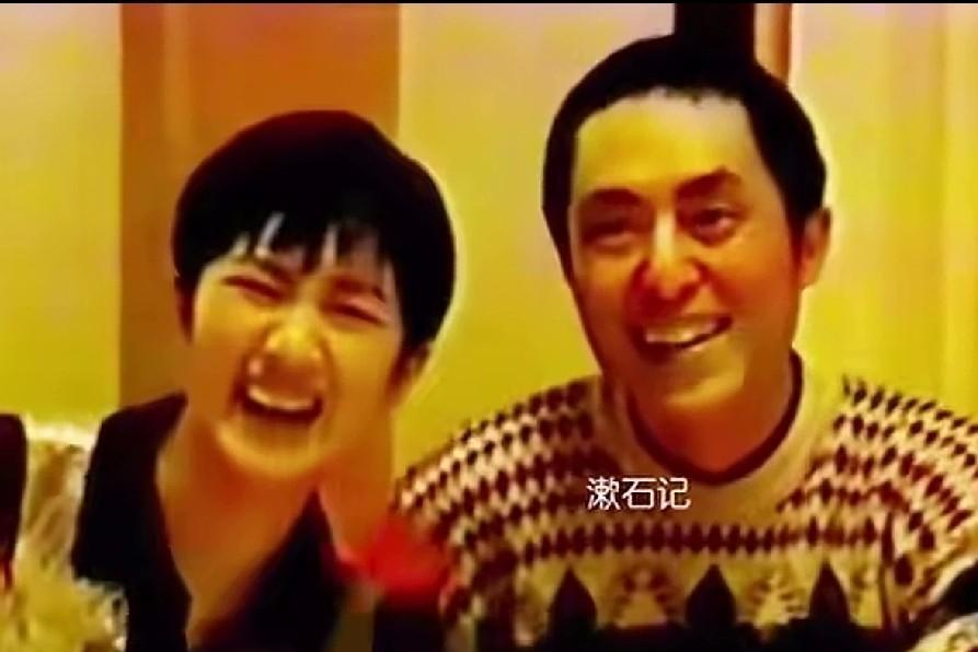 看到一张1993年张艺谋和巩俐的合影，巩俐生日，张艺谋献上一枝玫瑰，还在记者的镜