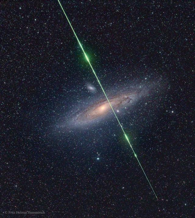 这些宇宙瑰宝，居然都藏着同一种颜色。今晚是一年一度的 英仙座流星雨极大...
