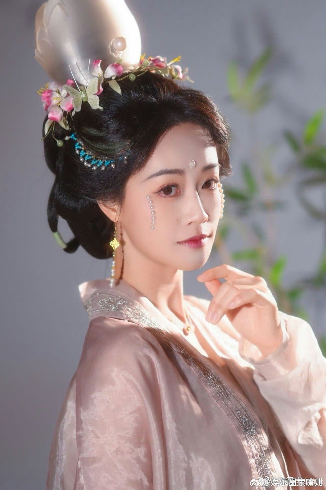 蓝盈莹宋式泪妆蓝盈莹的宋式泪妆，把东方美学的含蓄和内敛都表现出来了。珍珠不抢眼