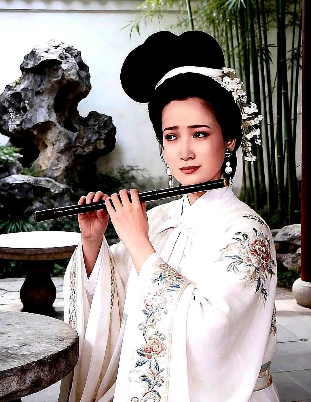 她用二十年，编织了一个完美的谎言。儿子许何的毕业典礼上，前夫、前夫的现任妻子、