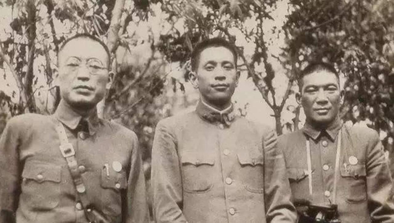 上世纪30年代，他曾经指使部下，枪杀了500多位被俘红军，蒋某人夸赞他。十几年后