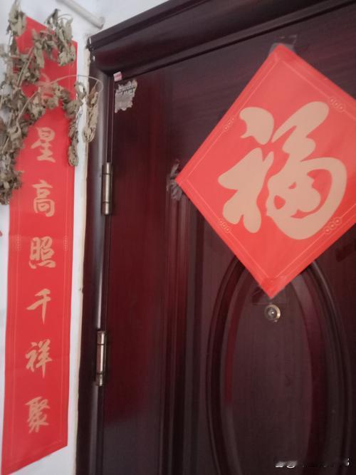 晨光破晓暖福门，瑞雪轻飞兆岁繁。梅绽寒枝香暗度，茶温小院梦初温。心随景好