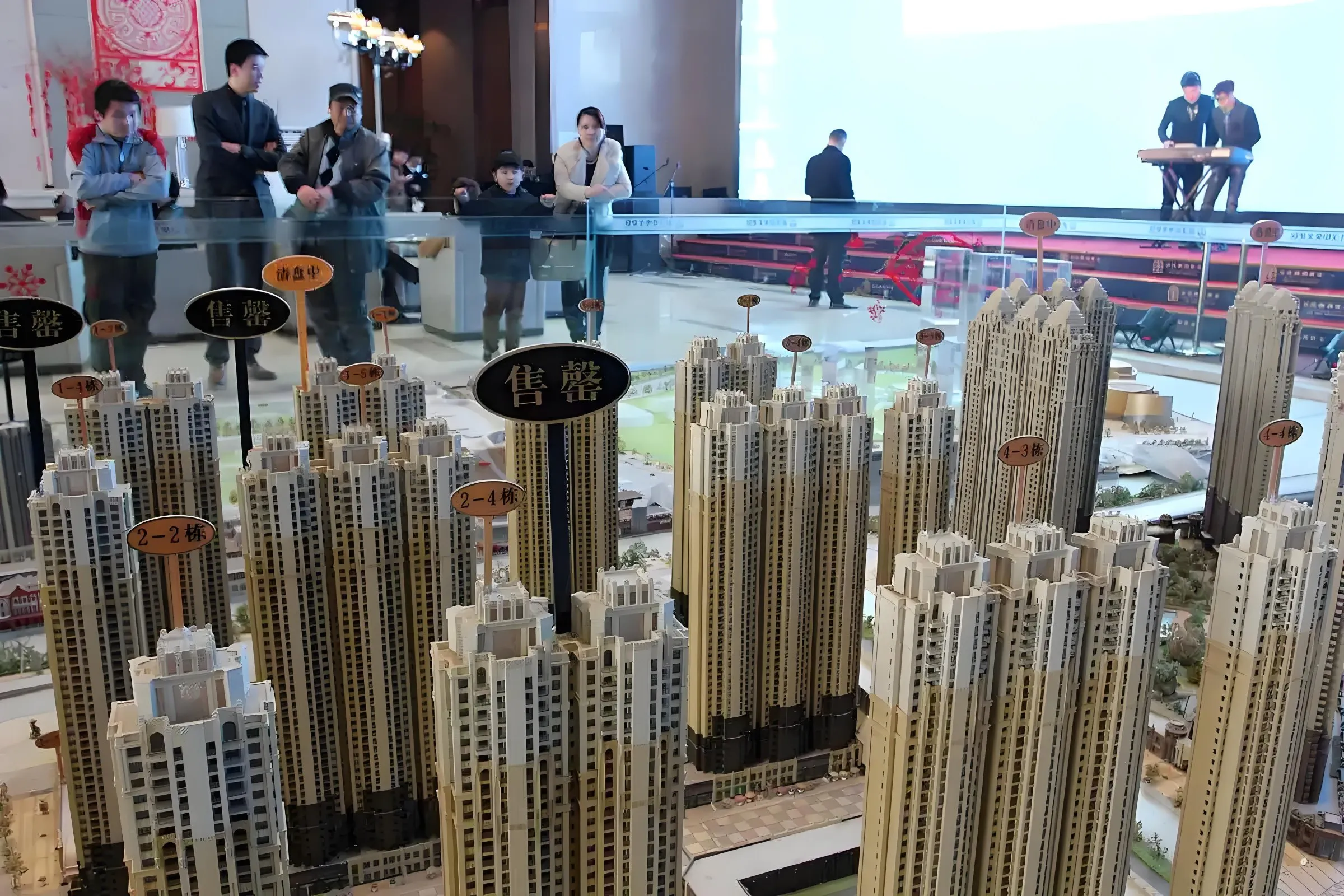 2025年一夜之间,楼市出现逆转,刚过完年,楼市就开了个大玩笑