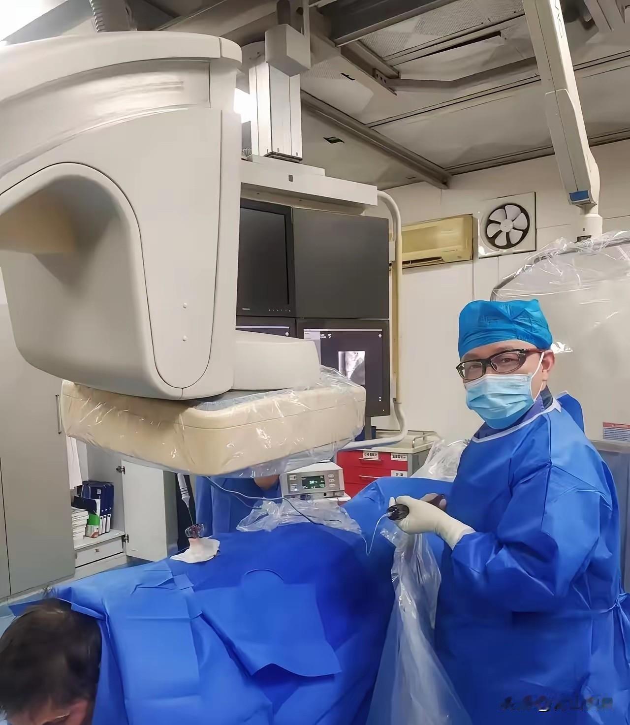 医院反腐中挖出的席玮医生，真是让人五味杂陈。一边是某些院长避开摄像头在公路上