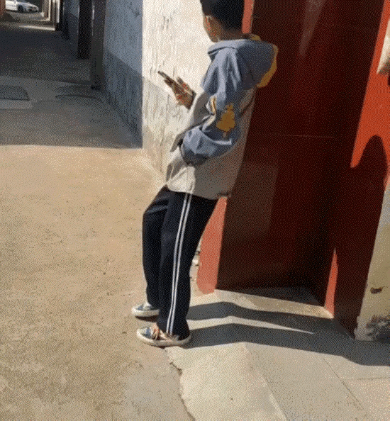 笑不活了，河南，一大家子的几个侄男侄女，知道姑姑当天要回来过年，于是他们早早的就