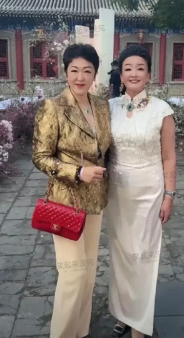 这是张兰与前夫妻子的合影，也就是汪小菲亲妈与继母的合影，画面看起来十分和谐温馨，