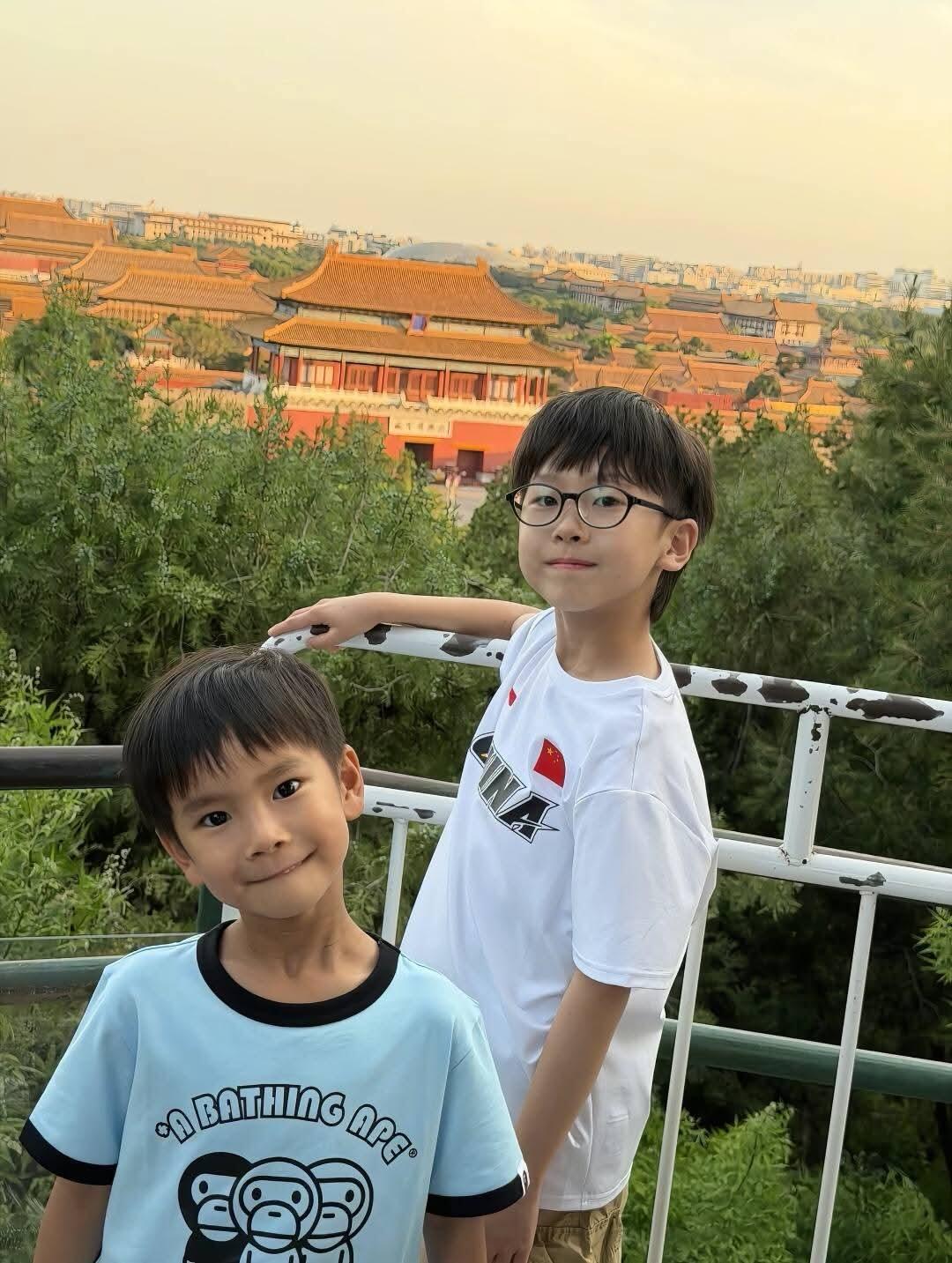 梁靖崑大大方方把两个儿子亮出来，时不时秀出来自家的孩子，大胖爸爸好给力！凉皮挺