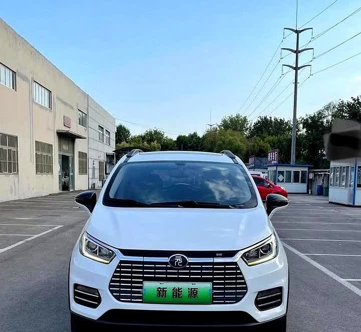 新能源车取消传统点火键后，钥匙感应自动断电的设定让很多车主对此“苦不堪言”，比如