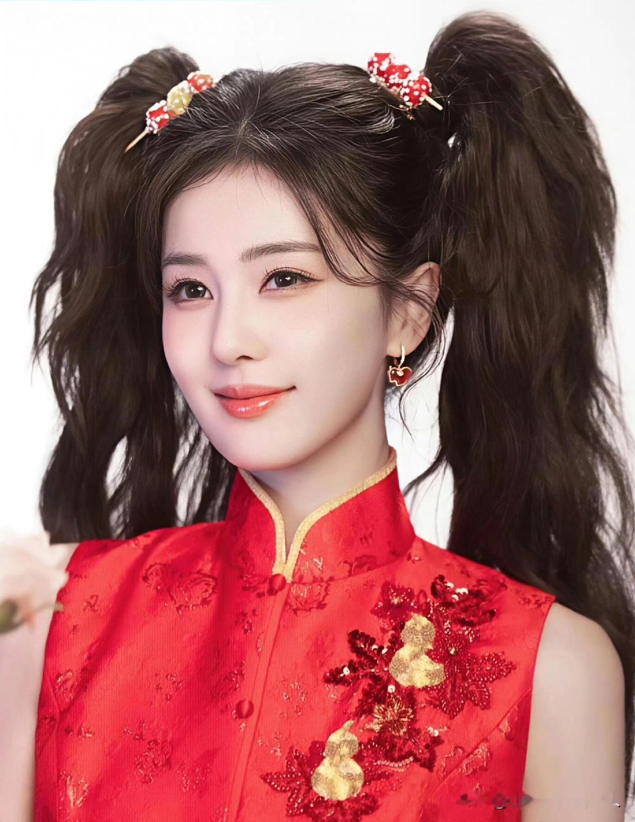 2026年，白鹿官宣成为王者荣耀品牌代言人，其一组双马尾红裙造型因神似游戏中安琪