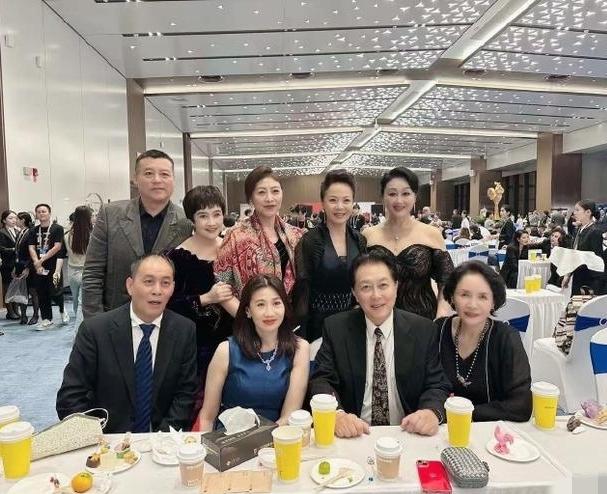 9星合照：我认出了前排笑意粲然的唐国强，目瞪口呆的张光北，胖瘦适宜的宋晓英；后排