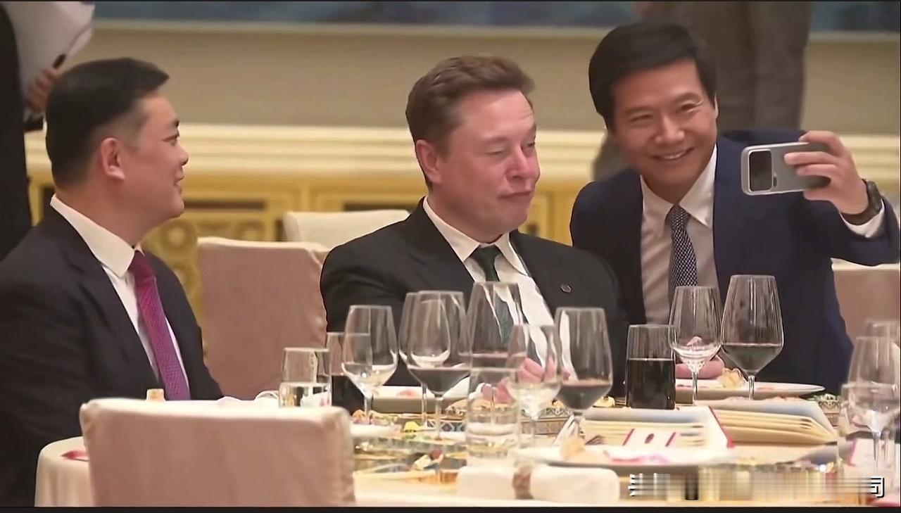 当特斯拉遇到小米汽车这可是国宴啊！雷布斯找马斯克合影！马斯克太搞笑了，也是