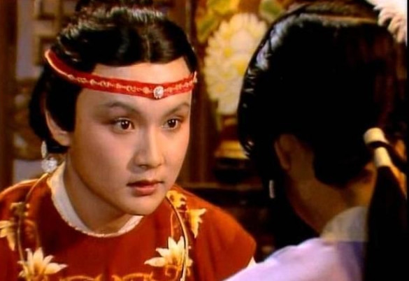 一次，欧阳奋强去参加饭局，一个老板认出了他，冷嘲到：“你这20年除了演贾宝玉，就