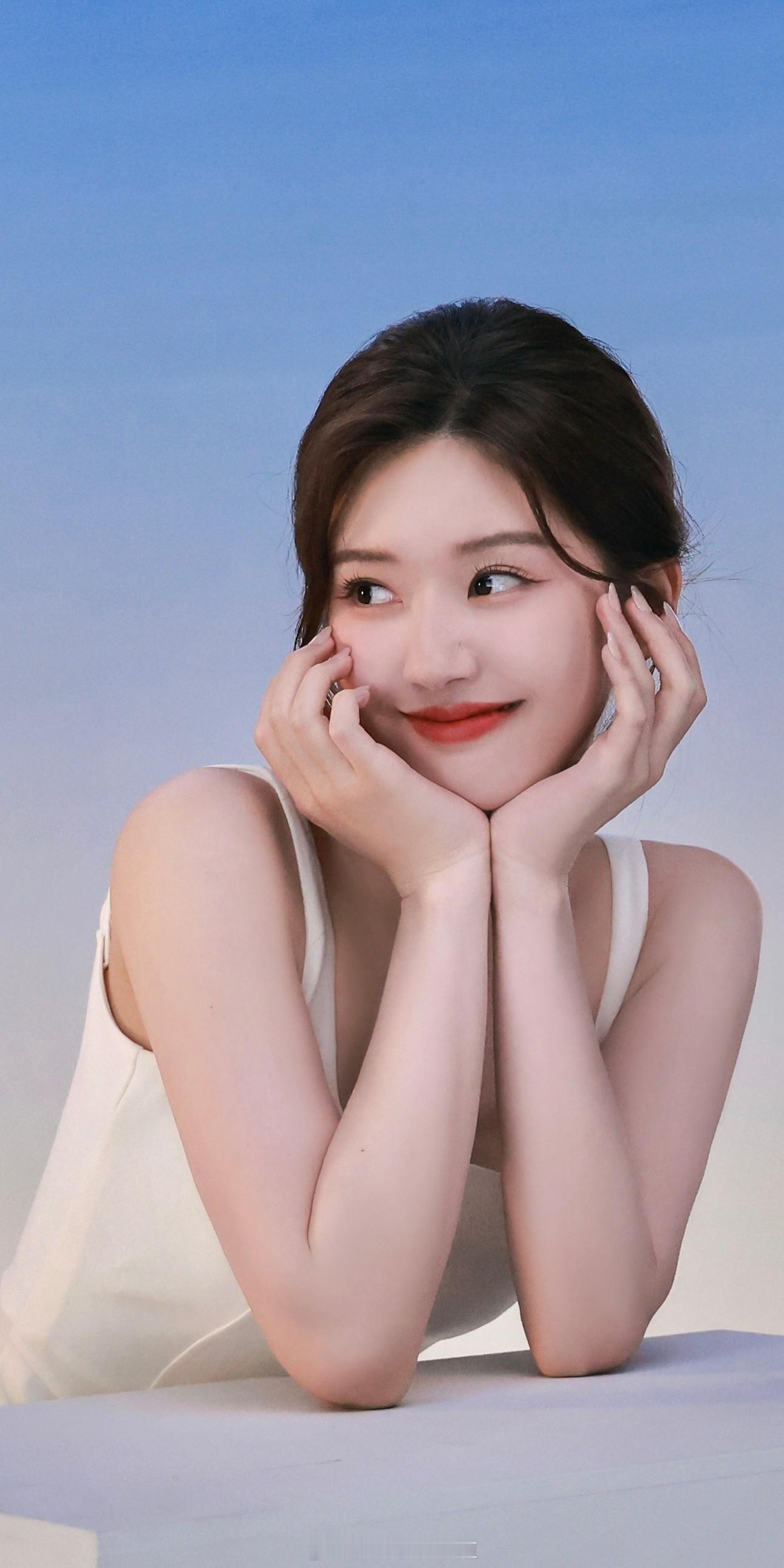 赵露思品牌代言美照白色吊带