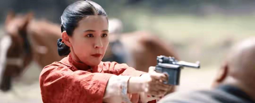女人真是同人不同命，一个被老公当成宝，一个被老公视为草。同一天结婚，同一天拜堂