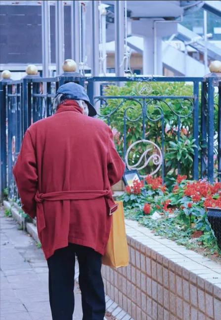 香港最怂富二代，27年不上班不投资，4亿存银行吃利息这话搁十几年前说，估计没